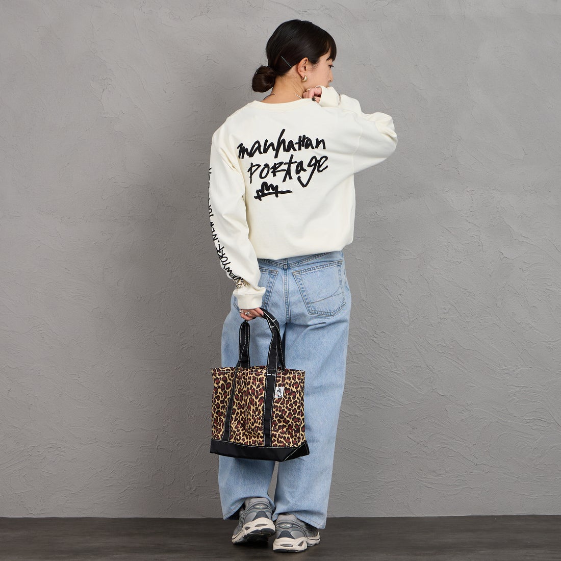 MANHATTAN PORTAGE [マンハッタンポーテージ] 別注 ピグメント染め 手書き風バックロゴ刺繍ロングスリーブTシャツ [26SSMP-IN84-JF] IVORY &&モデル身長：150cm 着用サイズ：S&&