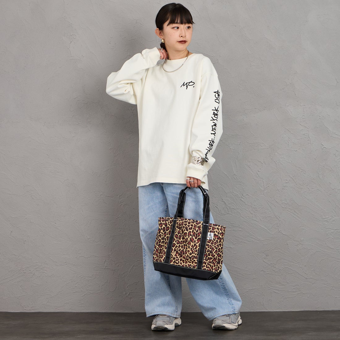 MANHATTAN PORTAGE [マンハッタンポーテージ] 別注 ピグメント染め 手書き風バックロゴ刺繍ロングスリーブTシャツ [26SSMP-IN84-JF] IVORY &&モデル身長：150cm 着用サイズ：S&&