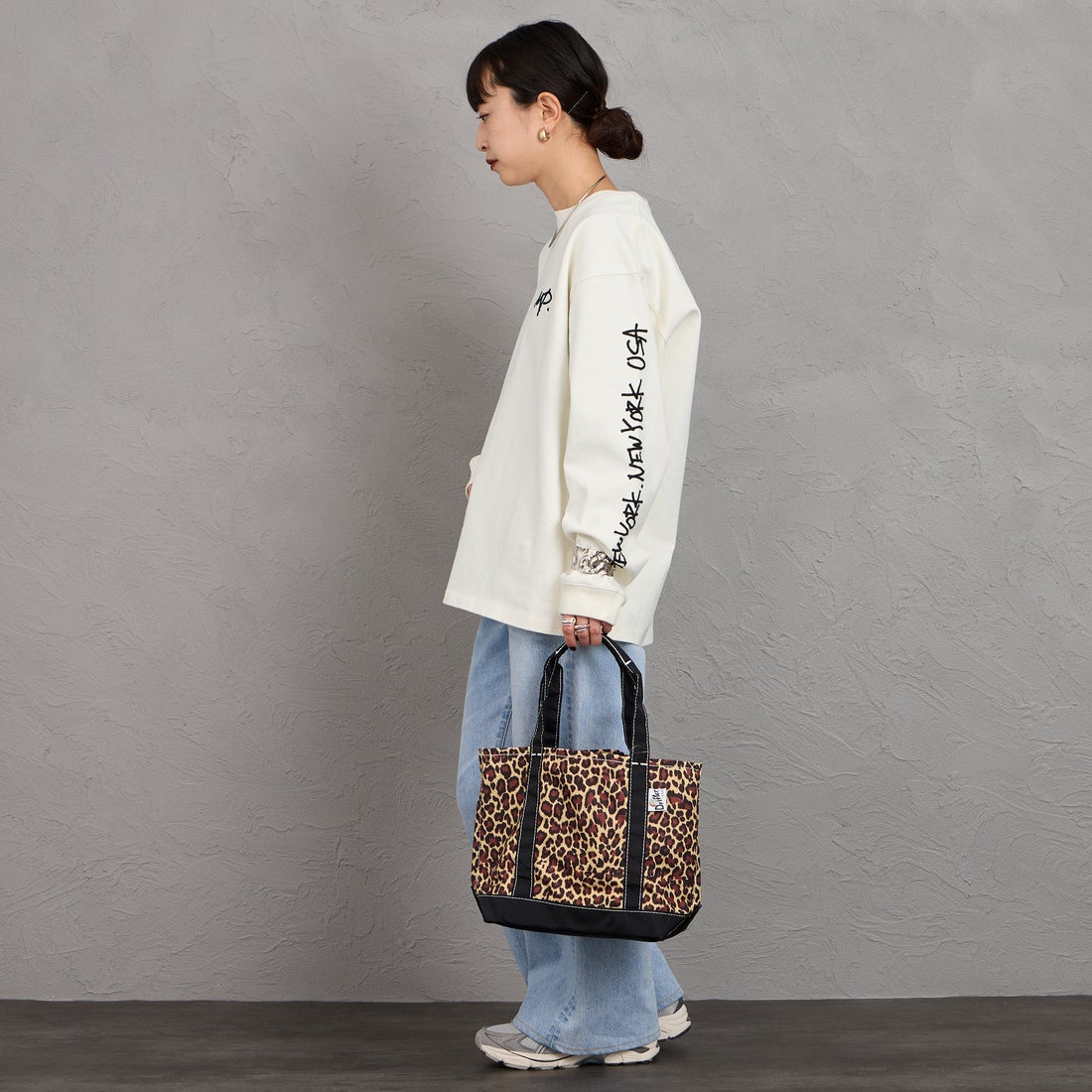 MANHATTAN PORTAGE [マンハッタンポーテージ] 別注 ピグメント染め 手書き風バックロゴ刺繍ロングスリーブTシャツ [26SSMP-IN84-JF] IVORY &&モデル身長：150cm 着用サイズ：S&&