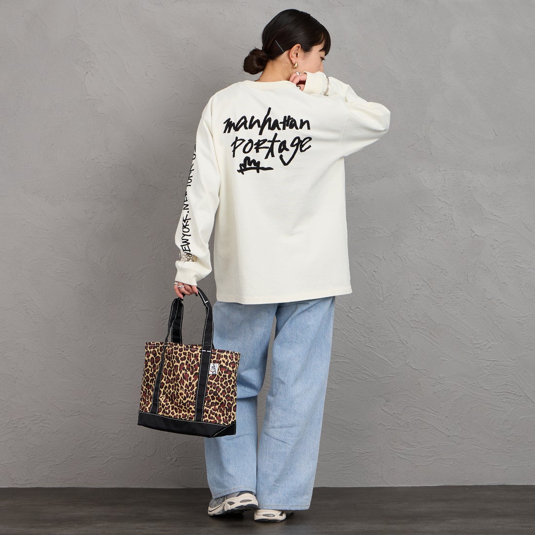 MANHATTAN PORTAGE [マンハッタンポーテージ] 別注 ピグメント染め 手書き風バックロゴ刺繍ロングスリーブTシャツ [26SSMP-IN84-JF] IVORY &&モデル身長：150cm 着用サイズ：S&&