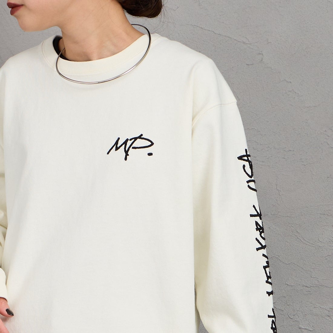 MANHATTAN PORTAGE [マンハッタンポーテージ] 別注 ピグメント染め 手書き風バックロゴ刺繍ロングスリーブTシャツ [26SSMP-IN84-JF] IVORY &&モデル身長：150cm 着用サイズ：S&&