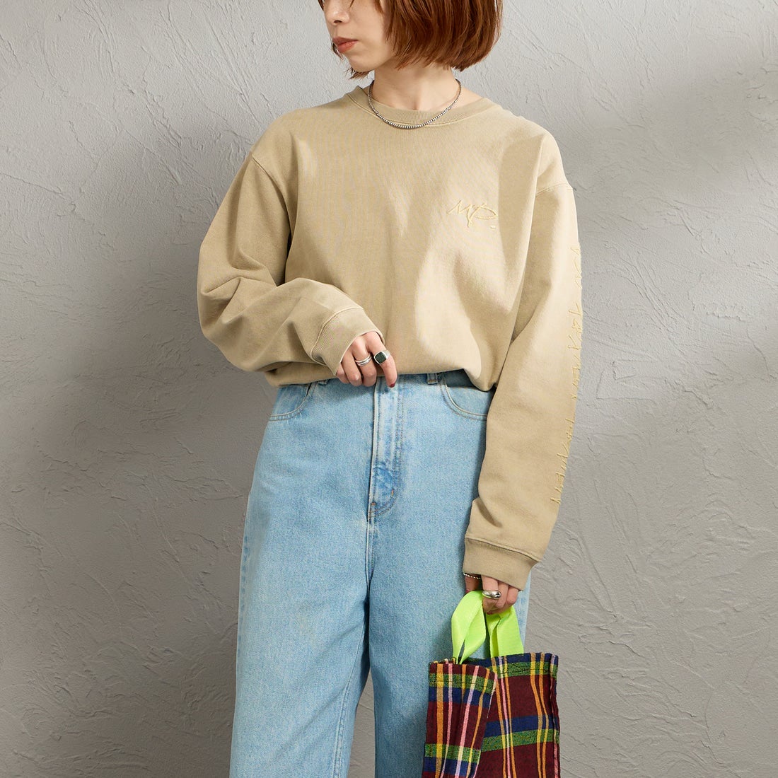 MANHATTAN PORTAGE [マンハッタンポーテージ] 別注 ピグメント染め 手書き風バックロゴ刺繍ロングスリーブTシャツ [26SSMP-IN84-JF] BEIGE &&モデル身長：158cm 着用サイズ：S&&