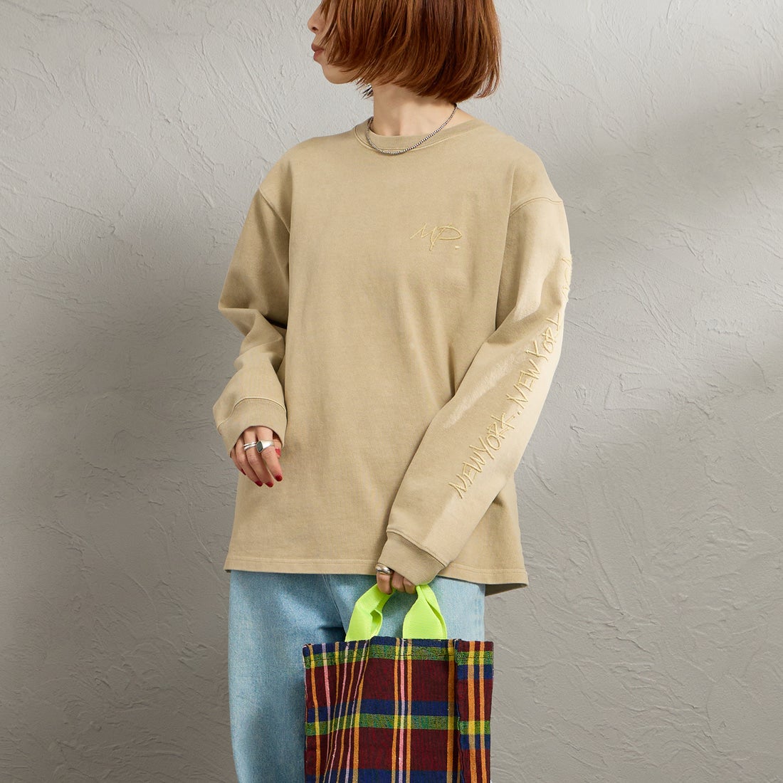 MANHATTAN PORTAGE [マンハッタンポーテージ] 別注 ピグメント染め 手書き風バックロゴ刺繍ロングスリーブTシャツ [26SSMP-IN84-JF] BEIGE &&モデル身長：158cm 着用サイズ：S&&