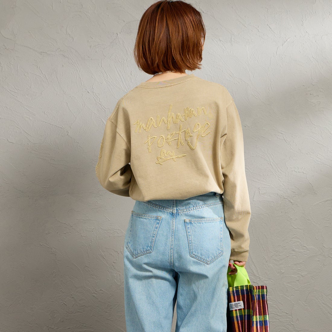 MANHATTAN PORTAGE [マンハッタンポーテージ] 別注 ピグメント染め 手書き風バックロゴ刺繍ロングスリーブTシャツ [26SSMP-IN84-JF] BEIGE &&モデル身長：158cm 着用サイズ：S&&