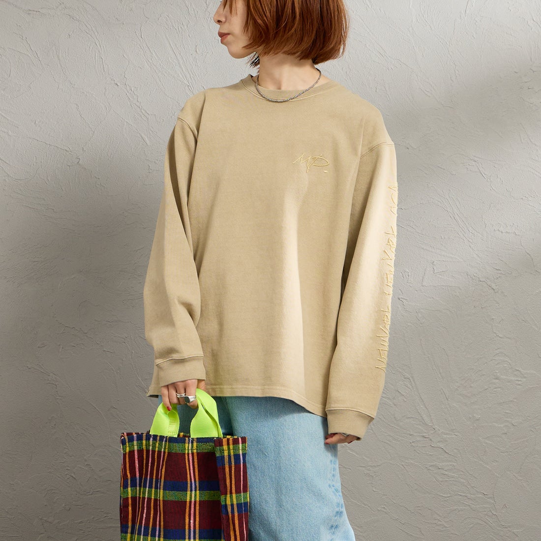 MANHATTAN PORTAGE [マンハッタンポーテージ] 別注 ピグメント染め 手書き風バックロゴ刺繍ロングスリーブTシャツ [26SSMP-IN84-JF] BEIGE &&モデル身長：158cm 着用サイズ：S&&
