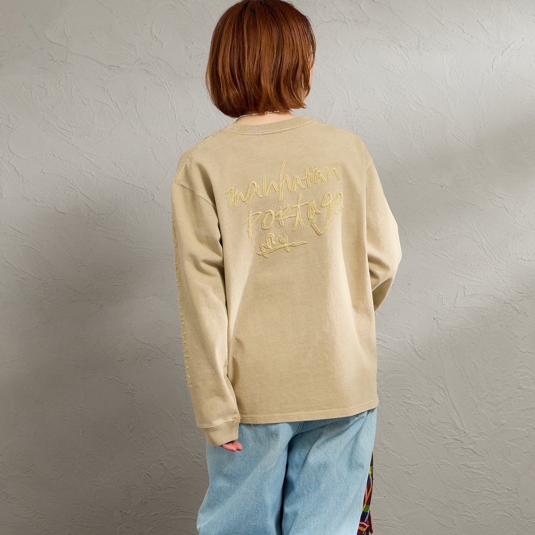 MANHATTAN PORTAGE [マンハッタンポーテージ] 別注 ピグメント染め 手書き風バックロゴ刺繍ロングスリーブTシャツ [26SSMP-IN84-JF] BEIGE &&モデル身長：158cm 着用サイズ：S&&