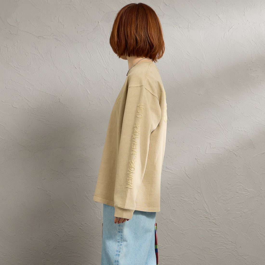 MANHATTAN PORTAGE [マンハッタンポーテージ] 別注 ピグメント染め 手書き風バックロゴ刺繍ロングスリーブTシャツ [26SSMP-IN84-JF] BEIGE &&モデル身長：158cm 着用サイズ：S&&