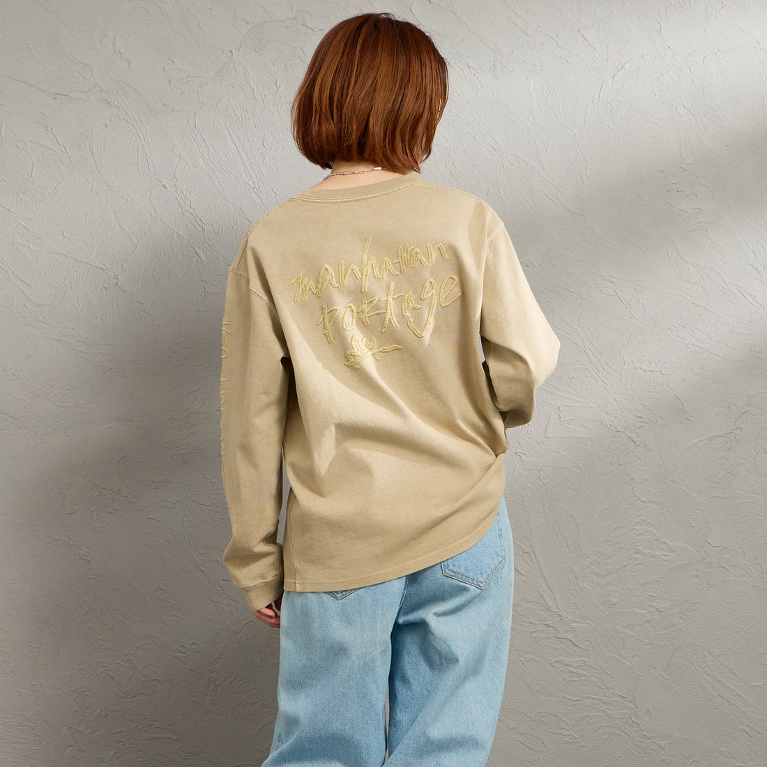 MANHATTAN PORTAGE [マンハッタンポーテージ] 別注 ピグメント染め 手書き風バックロゴ刺繍ロングスリーブTシャツ [26SSMP-IN84-JF] BEIGE &&モデル身長：158cm 着用サイズ：S&&