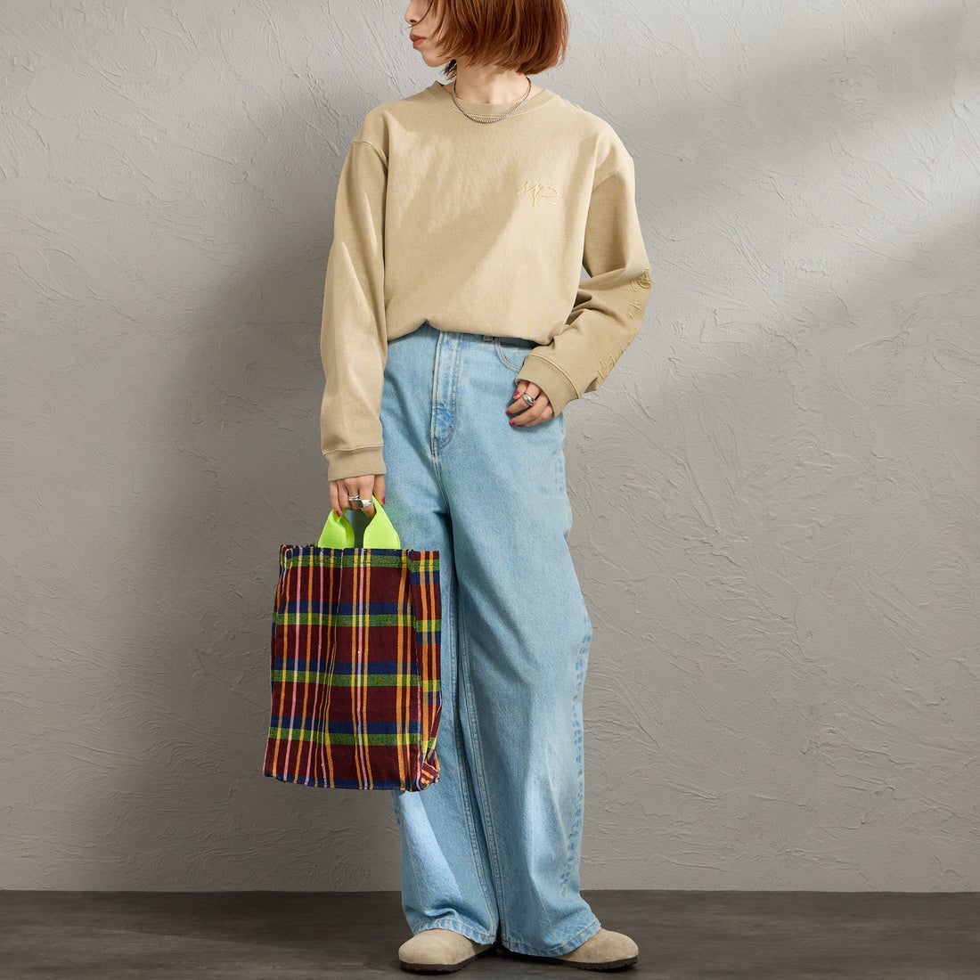 MANHATTAN PORTAGE [マンハッタンポーテージ] 別注 ピグメント染め 手書き風バックロゴ刺繍ロングスリーブTシャツ [26SSMP-IN84-JF] BEIGE &&モデル身長：158cm 着用サイズ：S&&