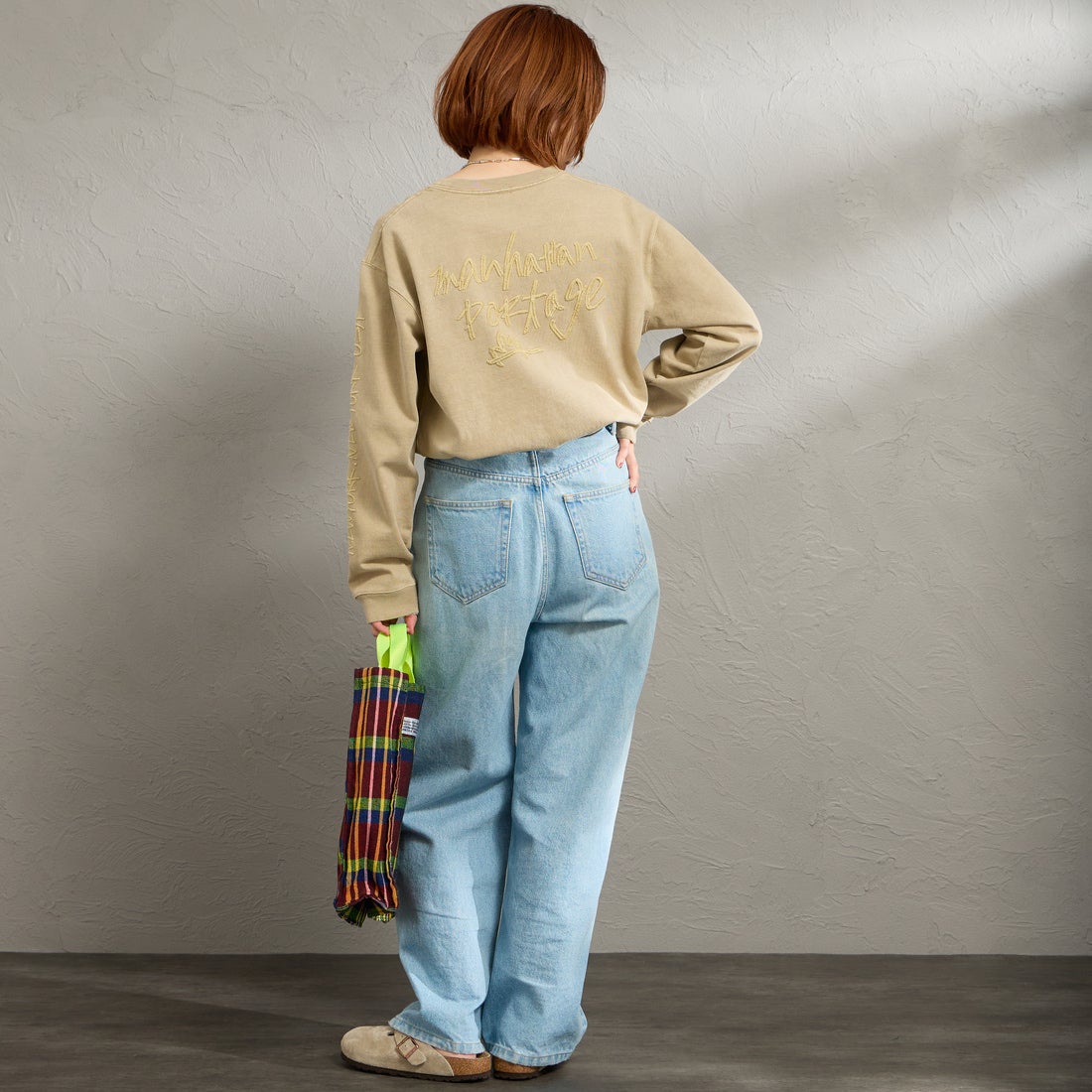 MANHATTAN PORTAGE [マンハッタンポーテージ] 別注 ピグメント染め 手書き風バックロゴ刺繍ロングスリーブTシャツ [26SSMP-IN84-JF] BEIGE &&モデル身長：158cm 着用サイズ：S&&