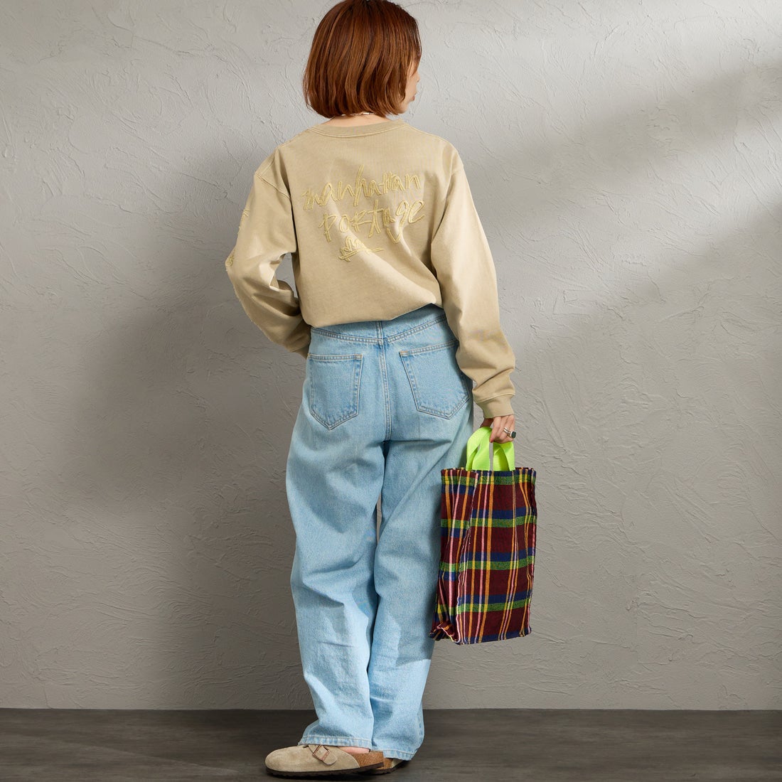 MANHATTAN PORTAGE [マンハッタンポーテージ] 別注 ピグメント染め 手書き風バックロゴ刺繍ロングスリーブTシャツ [26SSMP-IN84-JF] BEIGE &&モデル身長：158cm 着用サイズ：S&&