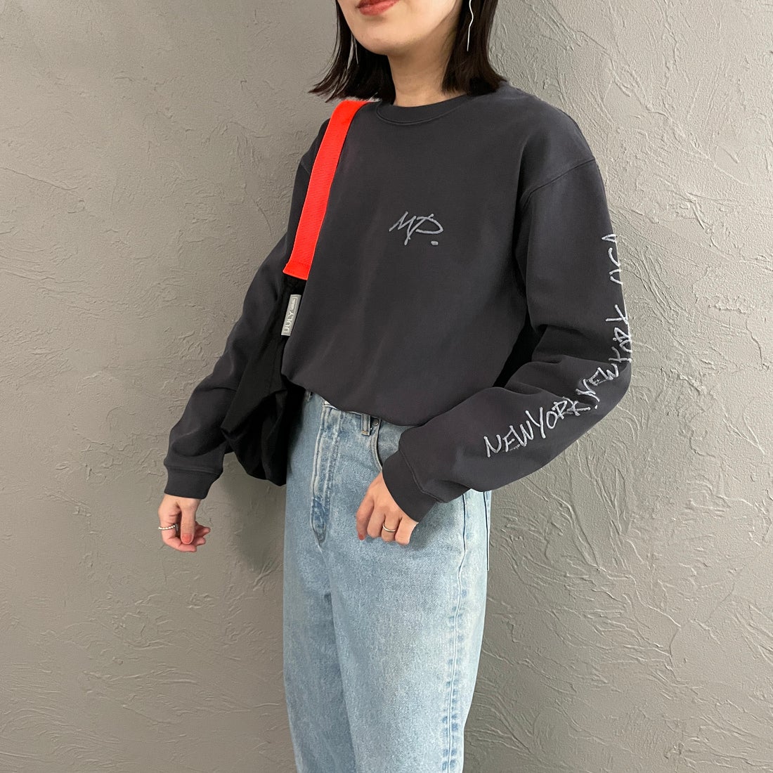 MANHATTAN PORTAGE [マンハッタンポーテージ] 別注 ピグメント染め 手書き風バックロゴ刺繍ロングスリーブTシャツ [26SSMP-IN84-JF] CHARCOAL &&モデル身長：160cm 着用サイズ：S&&