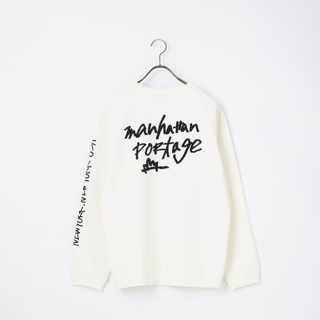 MANHATTAN PORTAGE [マンハッタンポーテージ] 別注 ピグメント染め 手書き風バックロゴ刺繍ロングスリーブTシャツ [26SSMP-IN84-JF] IVORY