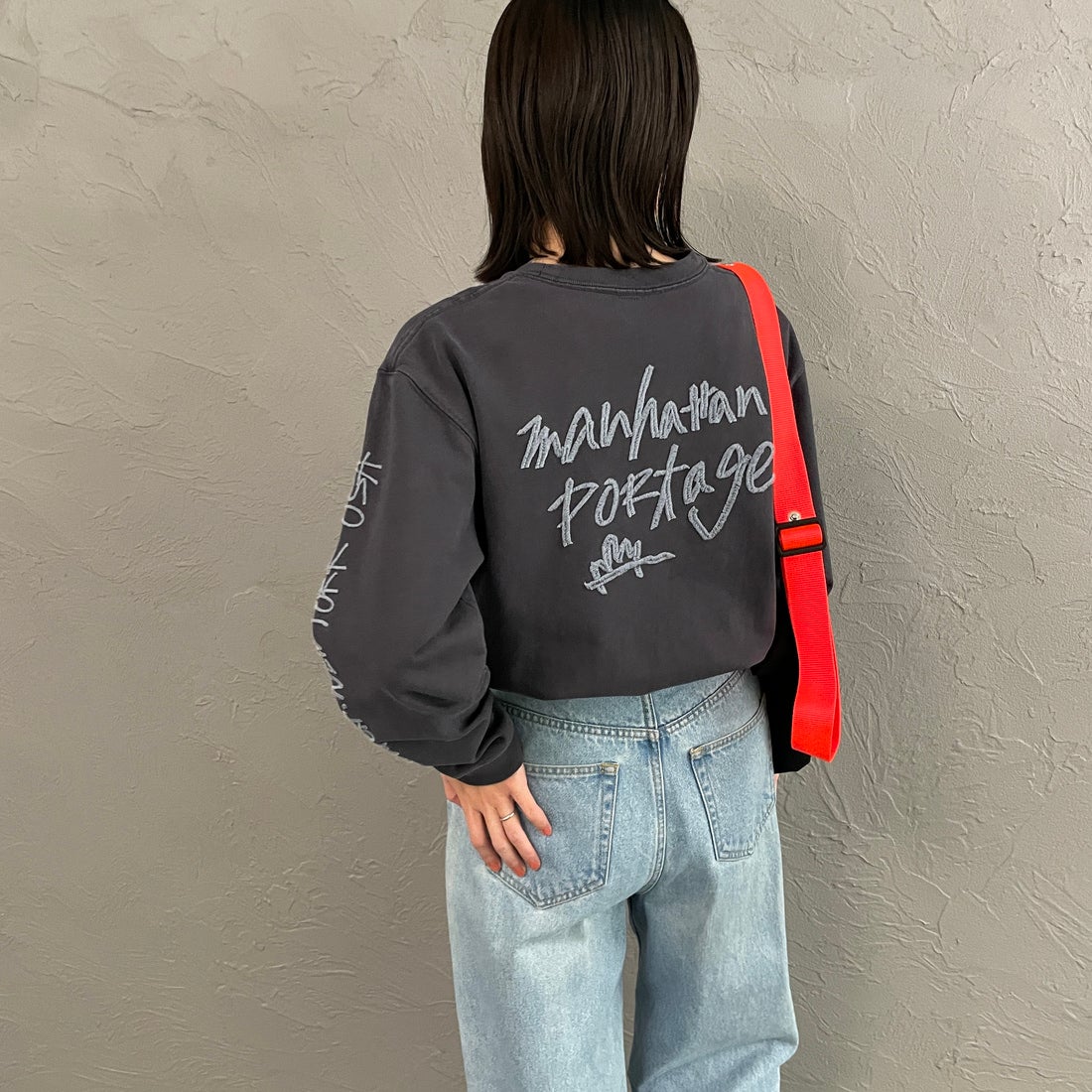 MANHATTAN PORTAGE [マンハッタンポーテージ] 別注 ピグメント染め 手書き風バックロゴ刺繍ロングスリーブTシャツ [26SSMP-IN84-JF] CHARCOAL &&モデル身長：160cm 着用サイズ：S&&