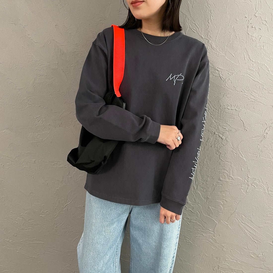 MANHATTAN PORTAGE [マンハッタンポーテージ] 別注 ピグメント染め 手書き風バックロゴ刺繍ロングスリーブTシャツ [26SSMP-IN84-JF] CHARCOAL &&モデル身長：160cm 着用サイズ：S&&
