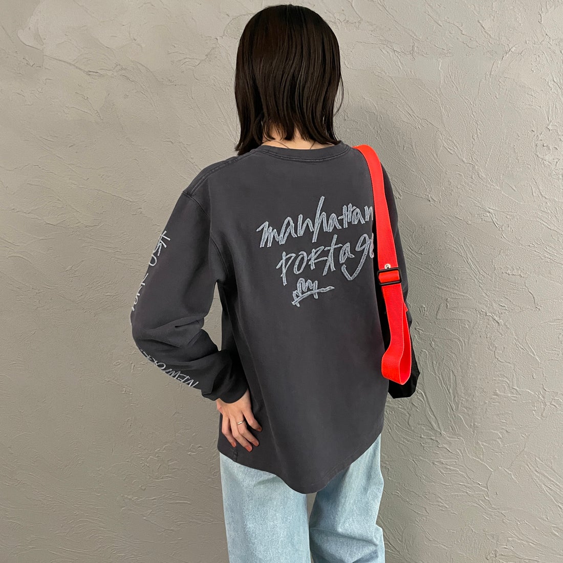 MANHATTAN PORTAGE [マンハッタンポーテージ] 別注 ピグメント染め 手書き風バックロゴ刺繍ロングスリーブTシャツ [26SSMP-IN84-JF] CHARCOAL &&モデル身長：160cm 着用サイズ：S&&