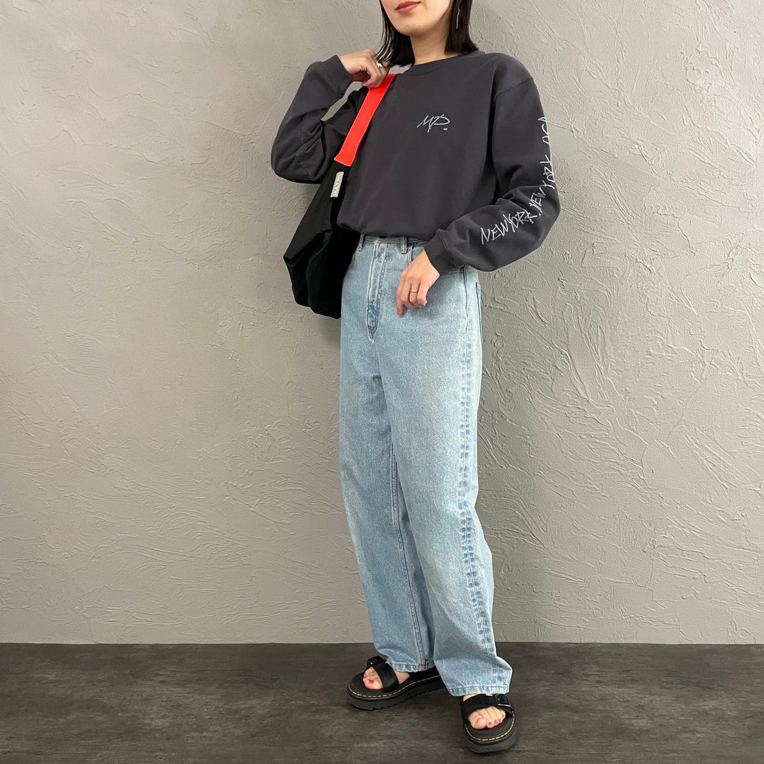 MANHATTAN PORTAGE [マンハッタンポーテージ] 別注 ピグメント染め 手書き風バックロゴ刺繍ロングスリーブTシャツ [26SSMP-IN84-JF] CHARCOAL &&モデル身長：160cm 着用サイズ：S&&