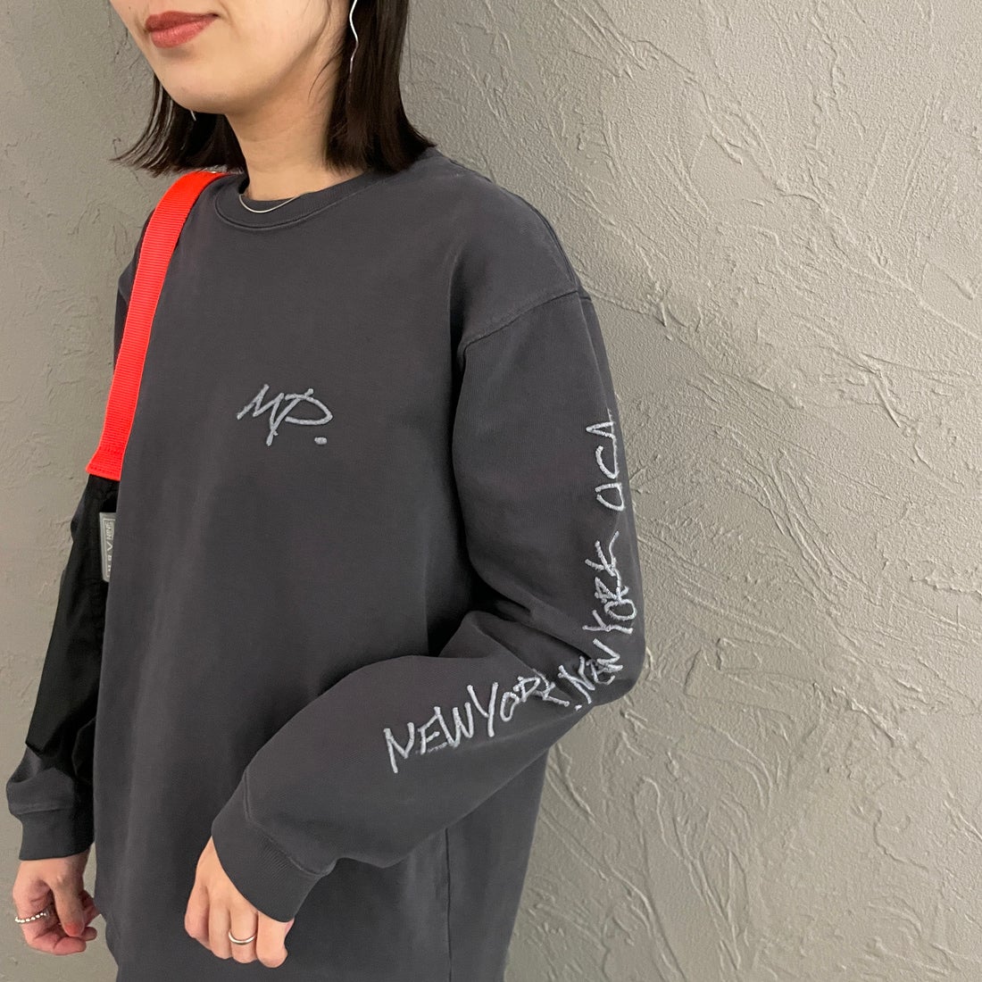 MANHATTAN PORTAGE [マンハッタンポーテージ] 別注 ピグメント染め 手書き風バックロゴ刺繍ロングスリーブTシャツ [26SSMP-IN84-JF] CHARCOAL &&モデル身長：160cm 着用サイズ：S&&