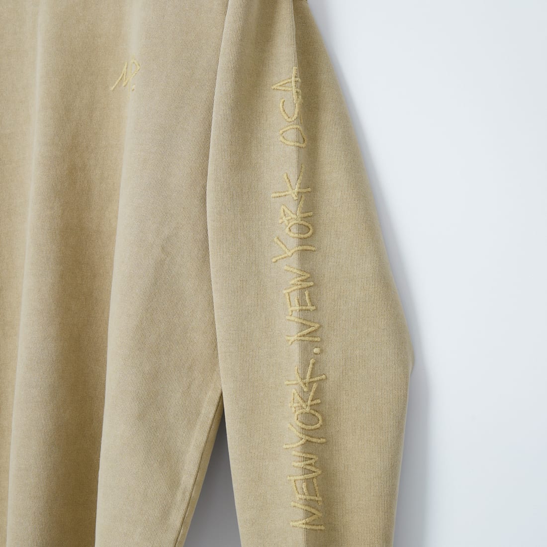 MANHATTAN PORTAGE [マンハッタンポーテージ] 別注 ピグメント染め 手書き風バックロゴ刺繍ロングスリーブTシャツ [26SSMP-IN84-JF] BEIGE