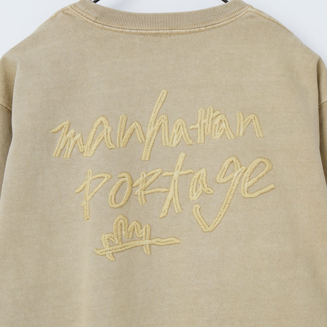 MANHATTAN PORTAGE [マンハッタンポーテージ] 別注 ピグメント染め 手書き風バックロゴ刺繍ロングスリーブTシャツ [26SSMP-IN84-JF] BEIGE