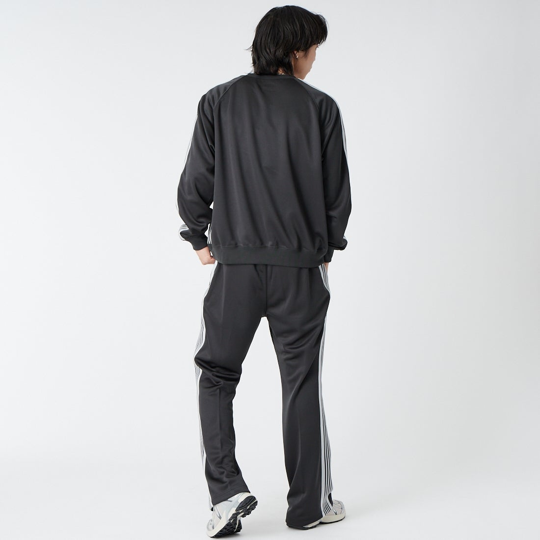 Needles [ニードルズ] トラッククルーネックシャツ [SX405] C CHARCOAL &&モデル身長：179cm 着用サイズ：L&&