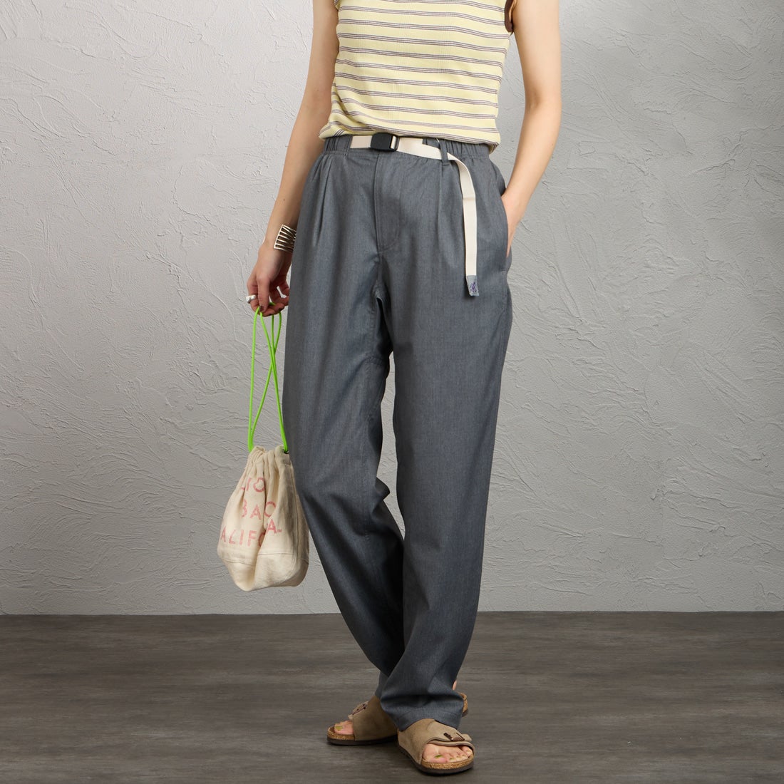 GRAMiCCi [グラミチ] 別注 ストレッチギャバジン エブリデイパンツ [GUP6-S2015-JF] GRAY &&モデル身長：158cm 着用サイズ：S&&