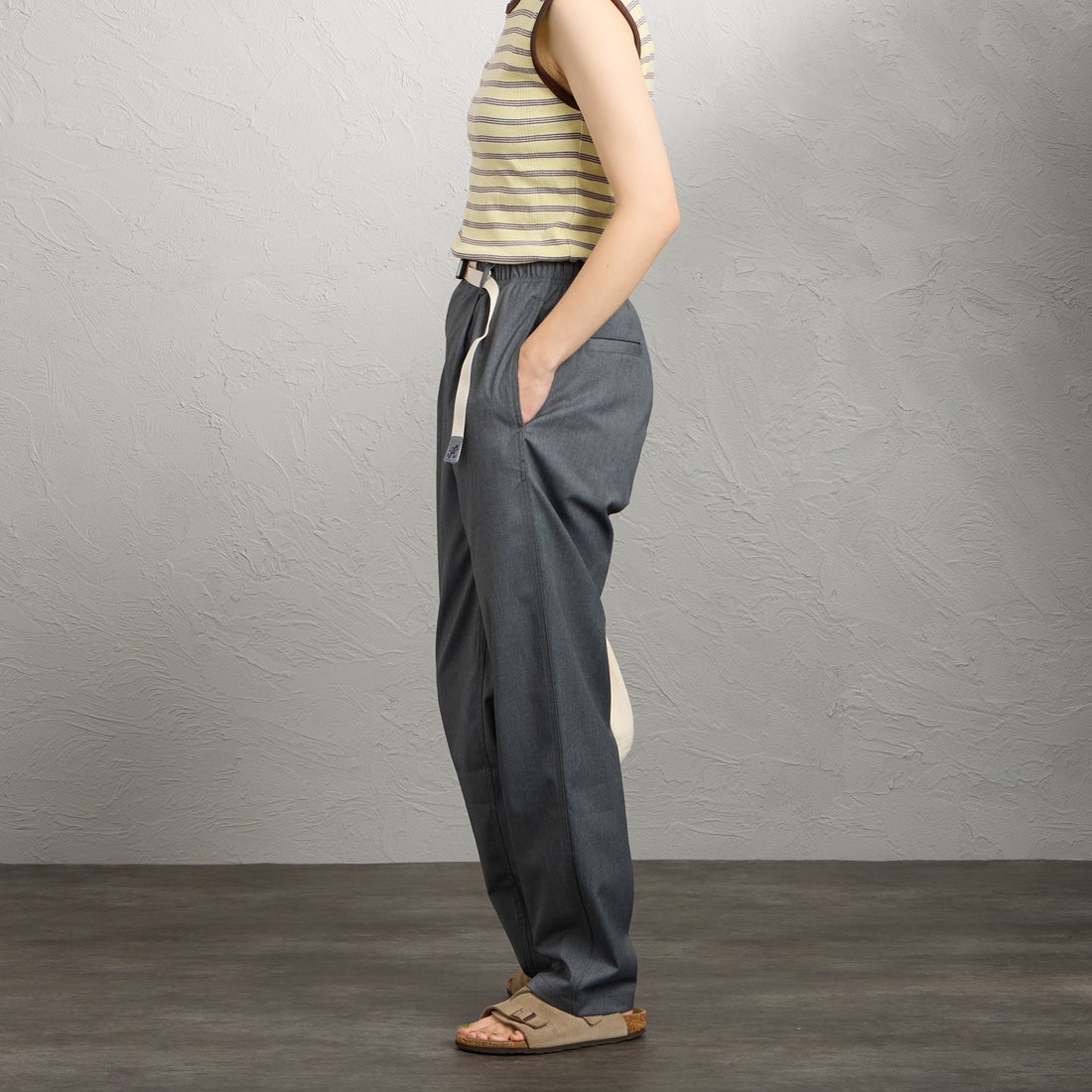 GRAMiCCi [グラミチ] 別注 ストレッチギャバジン エブリデイパンツ [GUP6-S2015-JF] GRAY &&モデル身長：158cm 着用サイズ：S&&