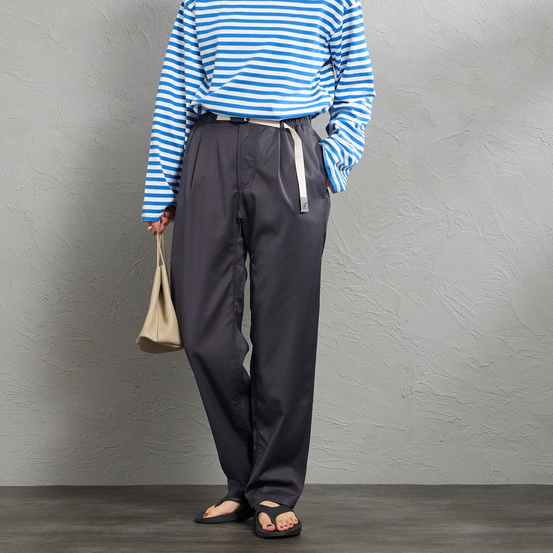 GRAMiCCi [グラミチ] 別注 ストレッチギャバジン エブリデイパンツ [GUP6-S2015-JF] CHARCOAL &&モデル身長：158cm 着用サイズ：S&&