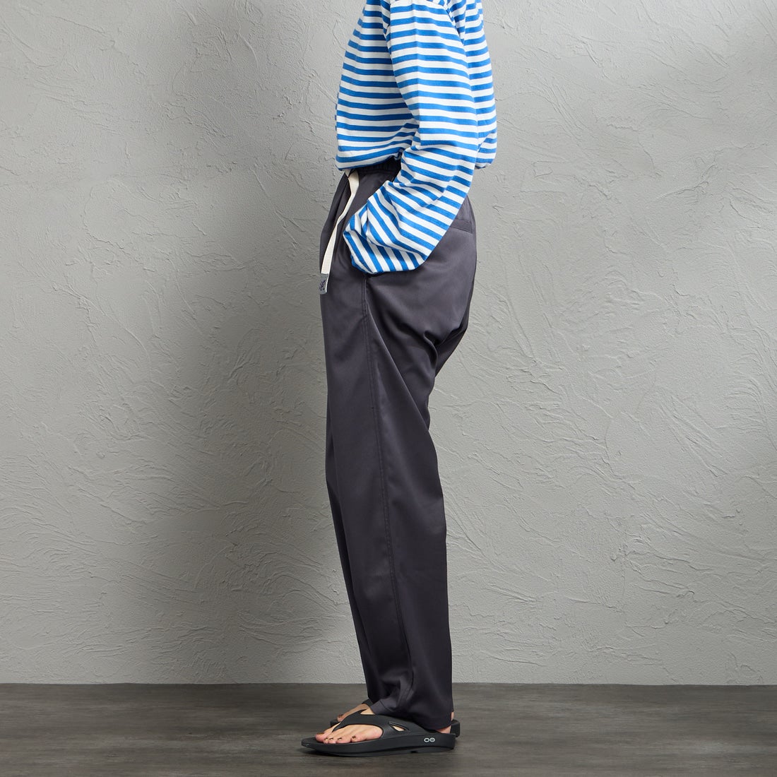GRAMiCCi [グラミチ] 別注 ストレッチギャバジン エブリデイパンツ [GUP6-S2015-JF] CHARCOAL &&モデル身長：158cm 着用サイズ：S&&