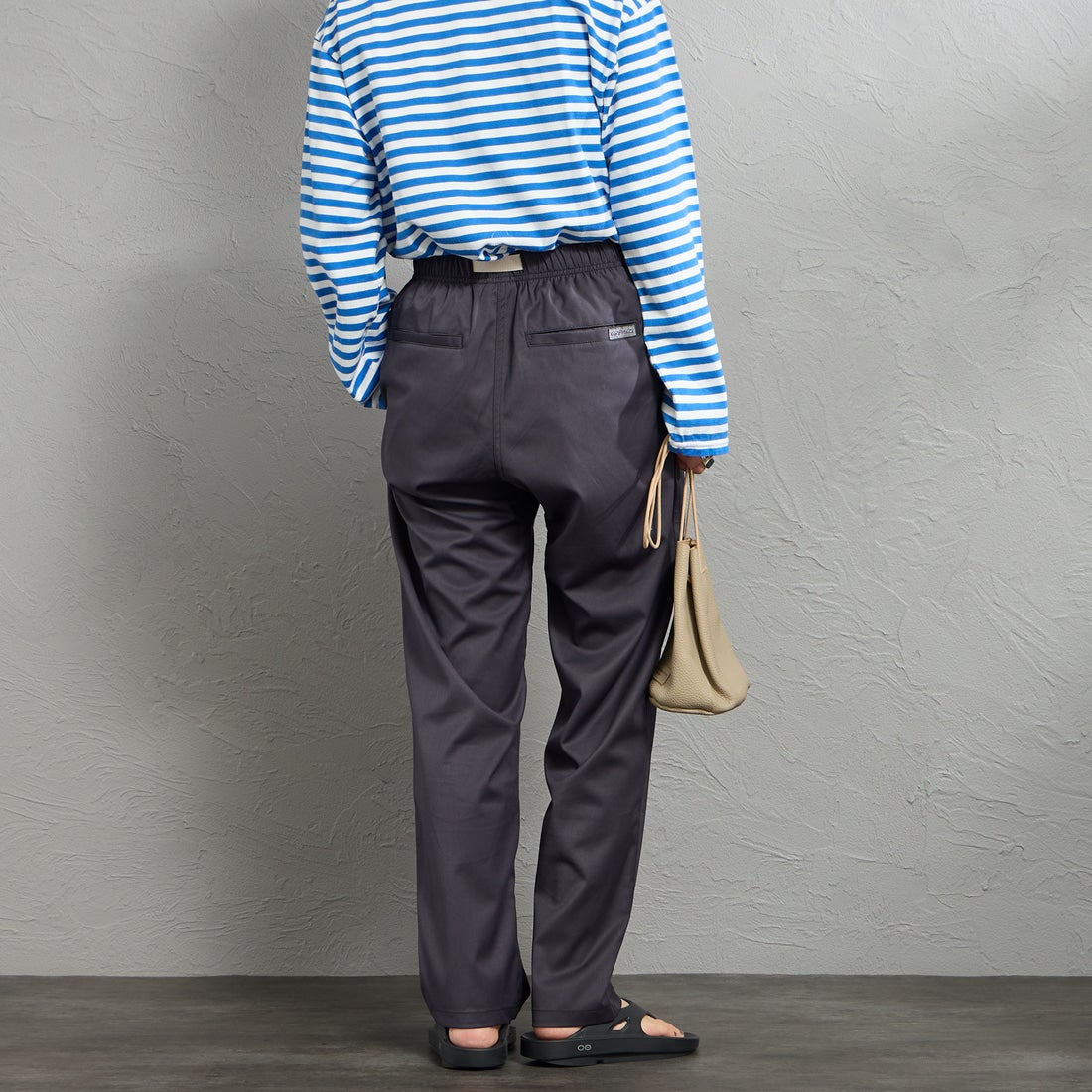 GRAMiCCi [グラミチ] 別注 ストレッチギャバジン エブリデイパンツ [GUP6-S2015-JF] CHARCOAL &&モデル身長：158cm 着用サイズ：S&&