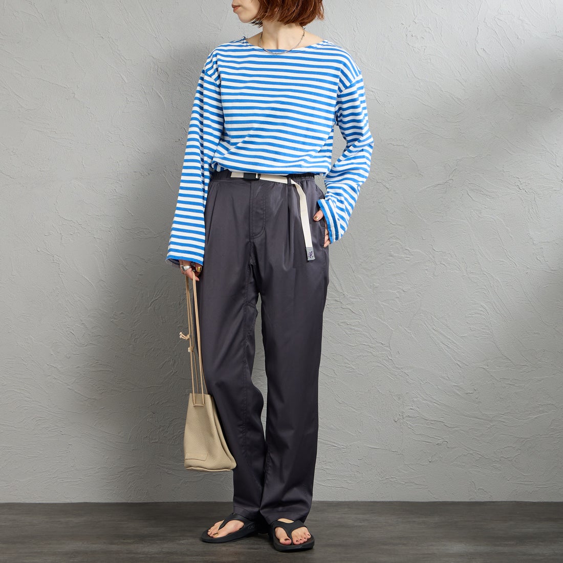 GRAMiCCi [グラミチ] 別注 ストレッチギャバジン エブリデイパンツ [GUP6-S2015-JF] CHARCOAL &&モデル身長：158cm 着用サイズ：S&&