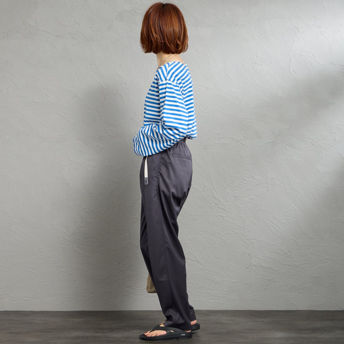 GRAMiCCi [グラミチ] 別注 ストレッチギャバジン エブリデイパンツ [GUP6-S2015-JF] CHARCOAL &&モデル身長：158cm 着用サイズ：S&&