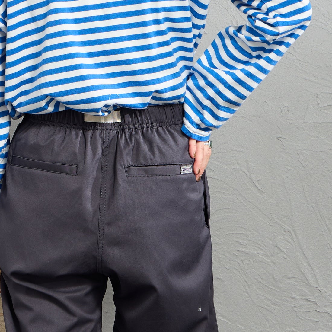 GRAMiCCi [グラミチ] 別注 ストレッチギャバジン エブリデイパンツ [GUP6-S2015-JF] CHARCOAL &&モデル身長：158cm 着用サイズ：S&&
