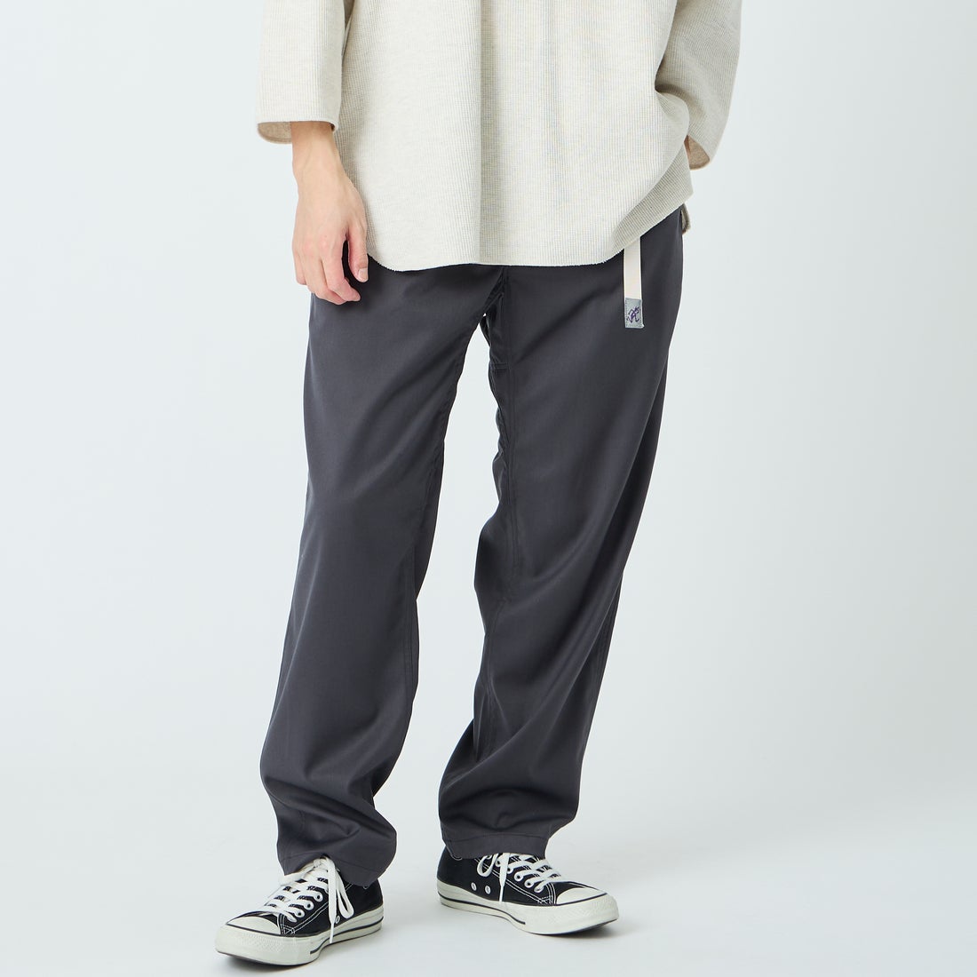 GRAMiCCi [グラミチ] 別注 ストレッチギャバジン エブリデイパンツ [GUP6-S2015-JF] CHARCOAL &&モデル身長：168cm 着用サイズ：L&&