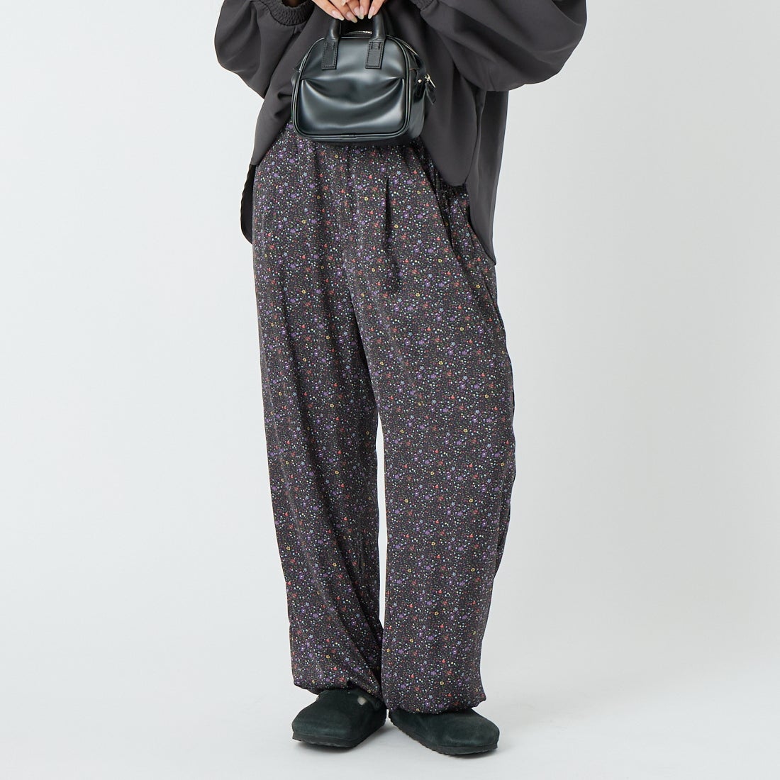 TICCA [ティッカ] リトルフラワープリントパンツ [TBFS-082] NAVY &&モデル身長：162cm 着用サイズ：F&&