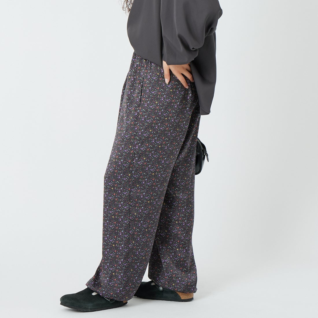 TICCA [ティッカ] リトルフラワープリントパンツ [TBFS-082] NAVY &&モデル身長：162cm 着用サイズ：F&&