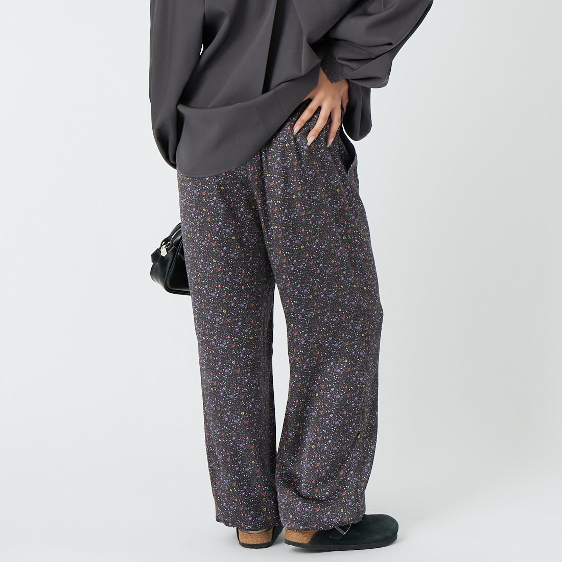 TICCA [ティッカ] リトルフラワープリントパンツ [TBFS-082] NAVY &&モデル身長：162cm 着用サイズ：F&&