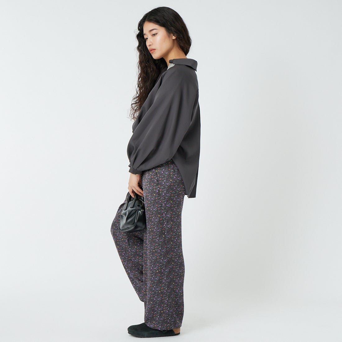 TICCA [ティッカ] リトルフラワープリントパンツ [TBFS-082] NAVY &&モデル身長：162cm 着用サイズ：F&&