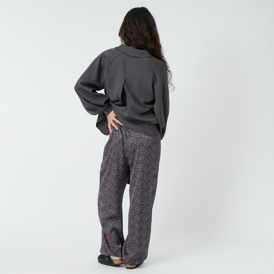 TICCA [ティッカ] リトルフラワープリントパンツ [TBFS-082] NAVY &&モデル身長：162cm 着用サイズ：F&&