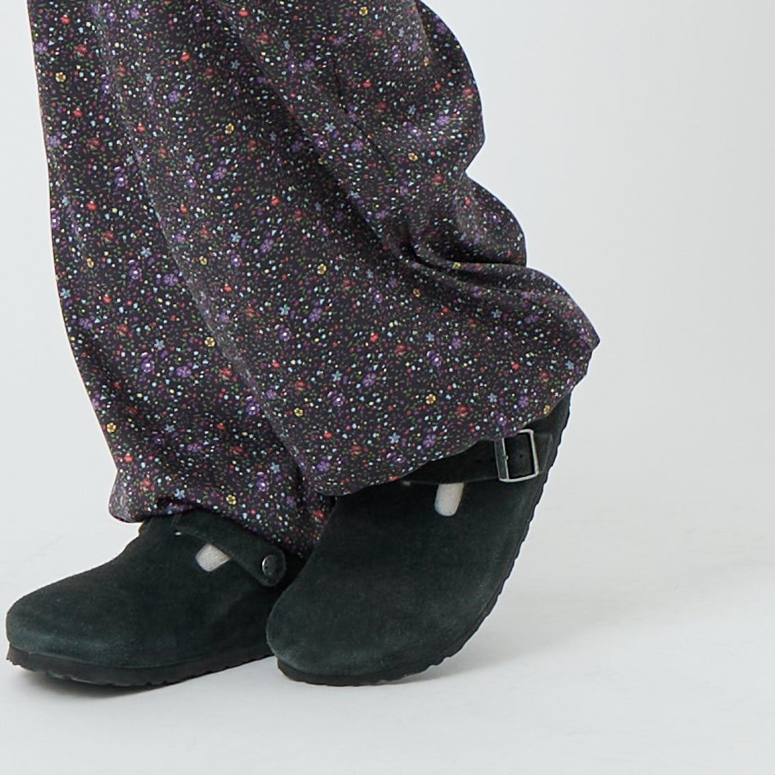 TICCA [ティッカ] リトルフラワープリントパンツ [TBFS-082] NAVY &&モデル身長：162cm 着用サイズ：F&&