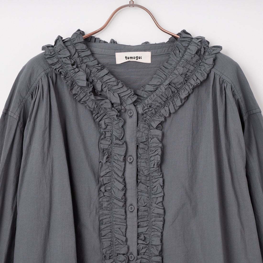 tumugu: [ツムグ] ふわふわコットンフリルブラウス [TB26101] 88 CHARCOA
