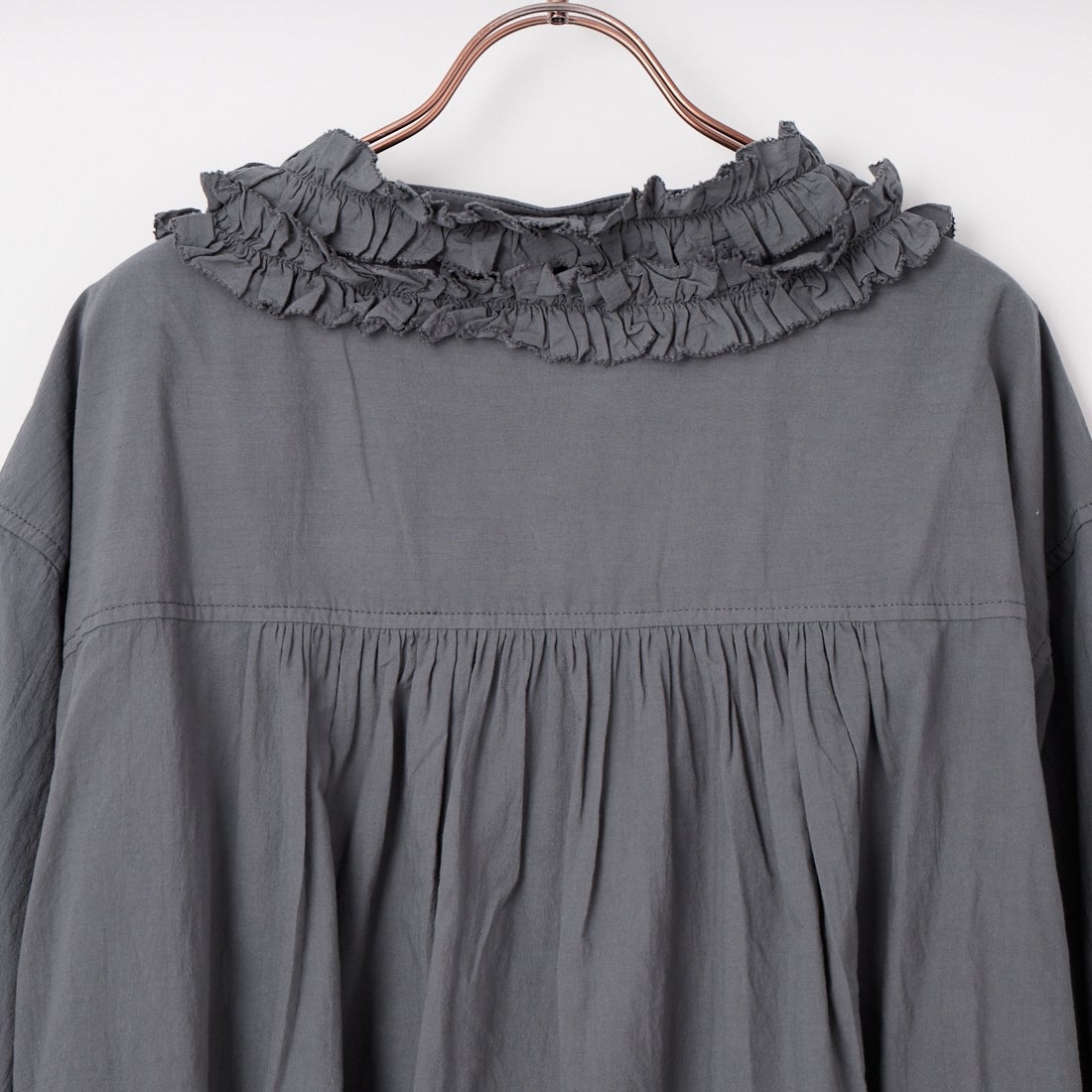 tumugu: [ツムグ] ふわふわコットンフリルブラウス [TB26101] 88 CHARCOA