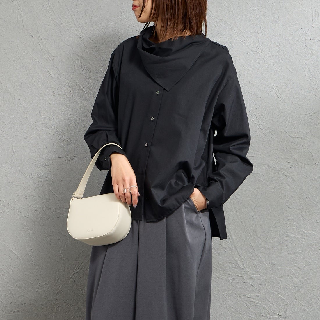 mizuiro ind [ミズイロインド] スカーフカラーシャツ [1-230148] 99 BLACK &&モデル身長：159cm 着用サイズ：F&&