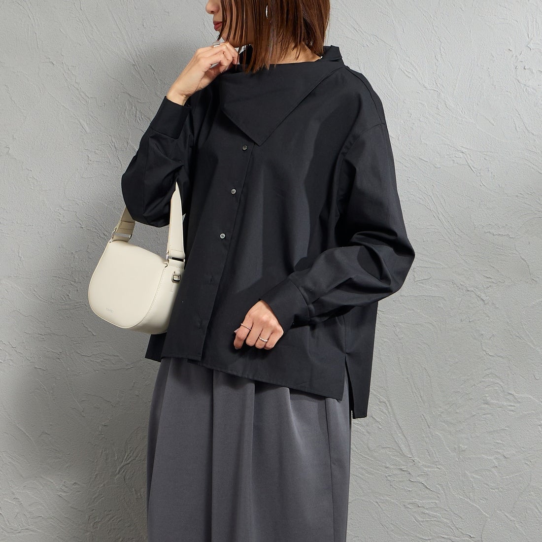 mizuiro ind [ミズイロインド] スカーフカラーシャツ [1-230148] 99 BLACK &&モデル身長：159cm 着用サイズ：F&&