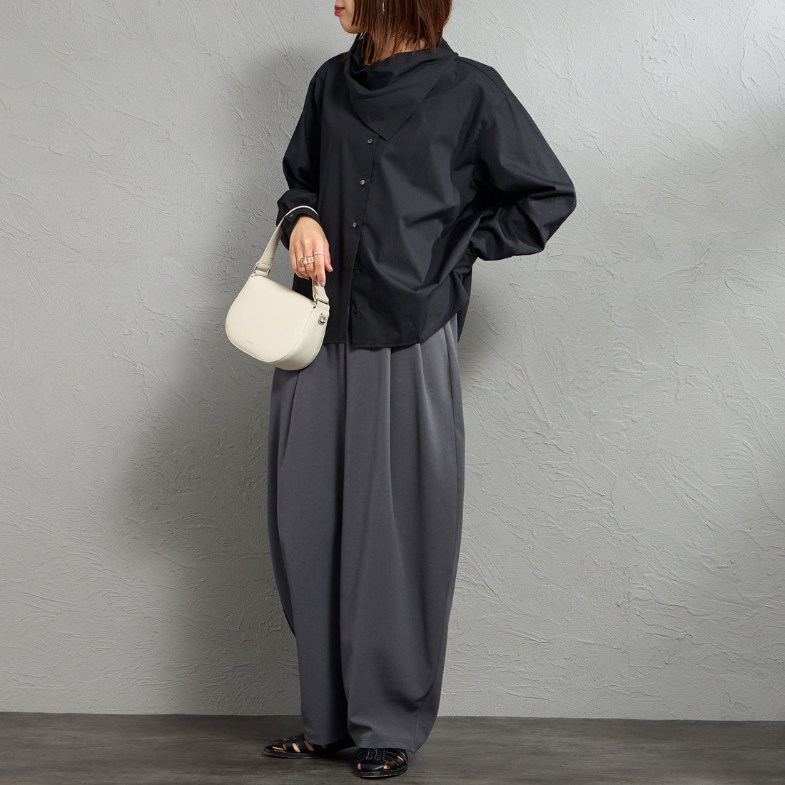 mizuiro ind [ミズイロインド] スカーフカラーシャツ [1-230148] 99 BLACK &&モデル身長：159cm 着用サイズ：F&&