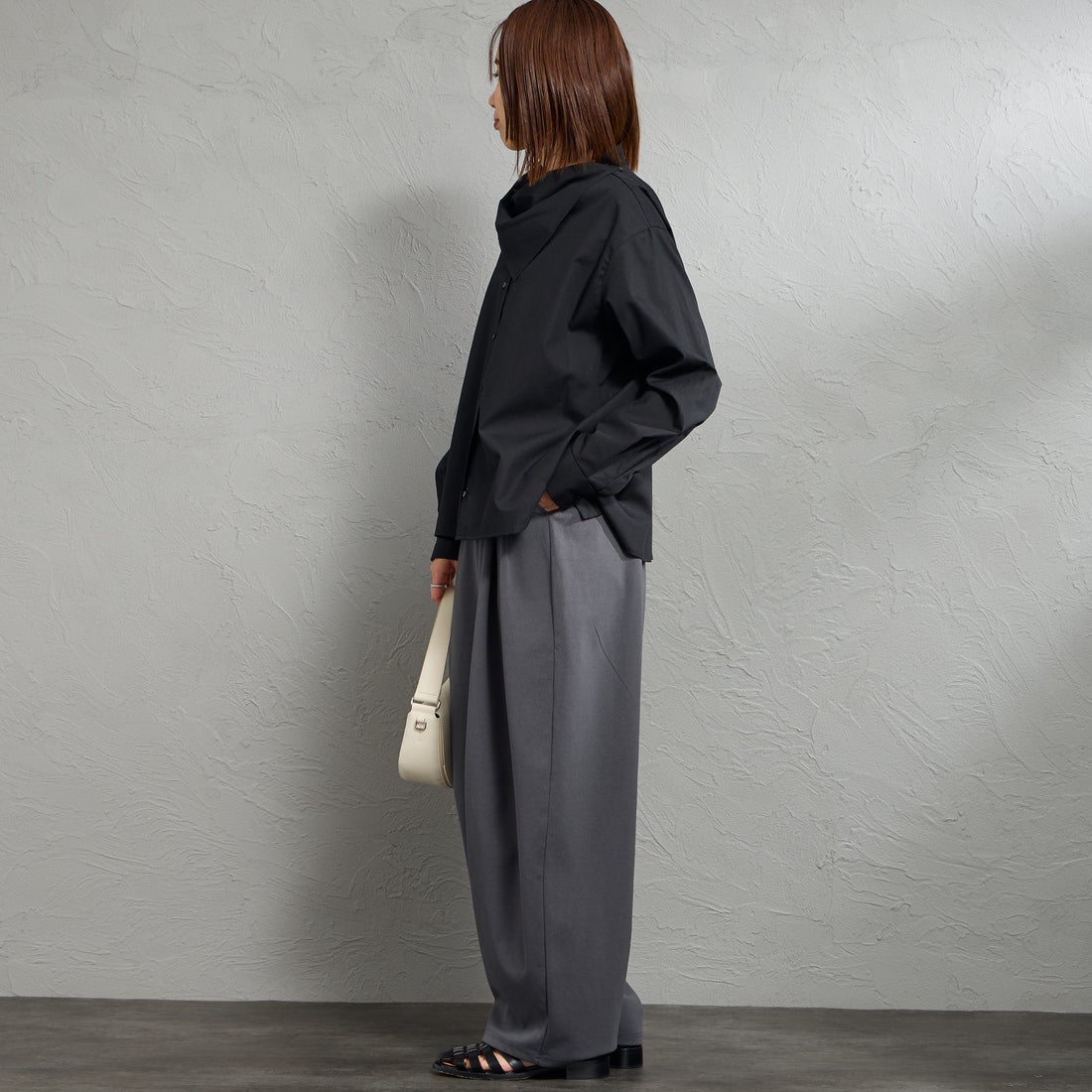 mizuiro ind [ミズイロインド] スカーフカラーシャツ [1-230148] 99 BLACK &&モデル身長：159cm 着用サイズ：F&&