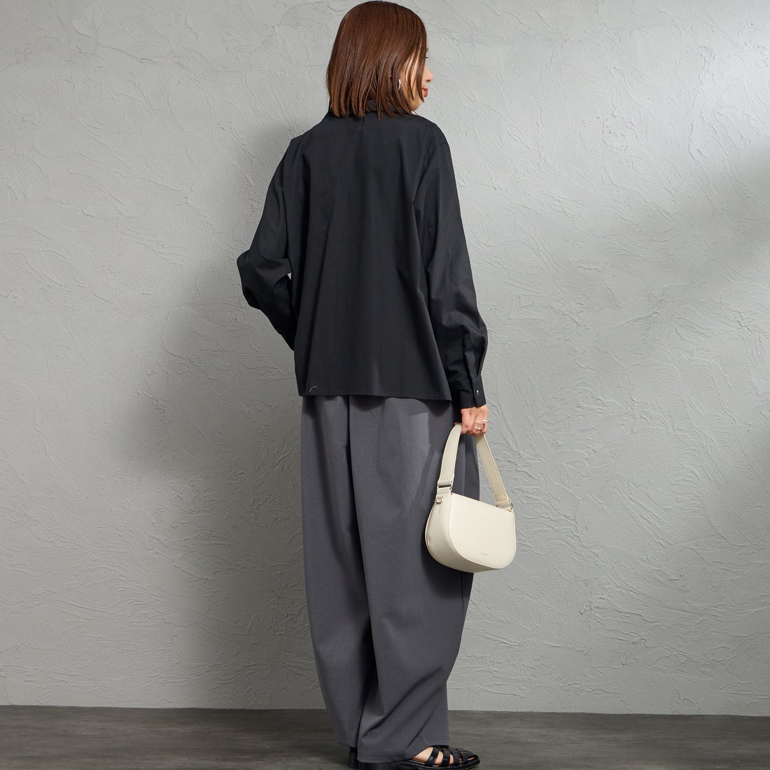 mizuiro ind [ミズイロインド] スカーフカラーシャツ [1-230148] 99 BLACK &&モデル身長：159cm 着用サイズ：F&&