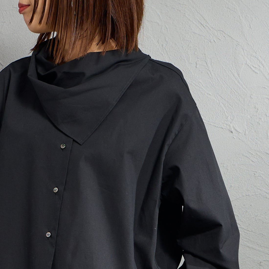 mizuiro ind [ミズイロインド] スカーフカラーシャツ [1-230148] 99 BLACK &&モデル身長：159cm 着用サイズ：F&&