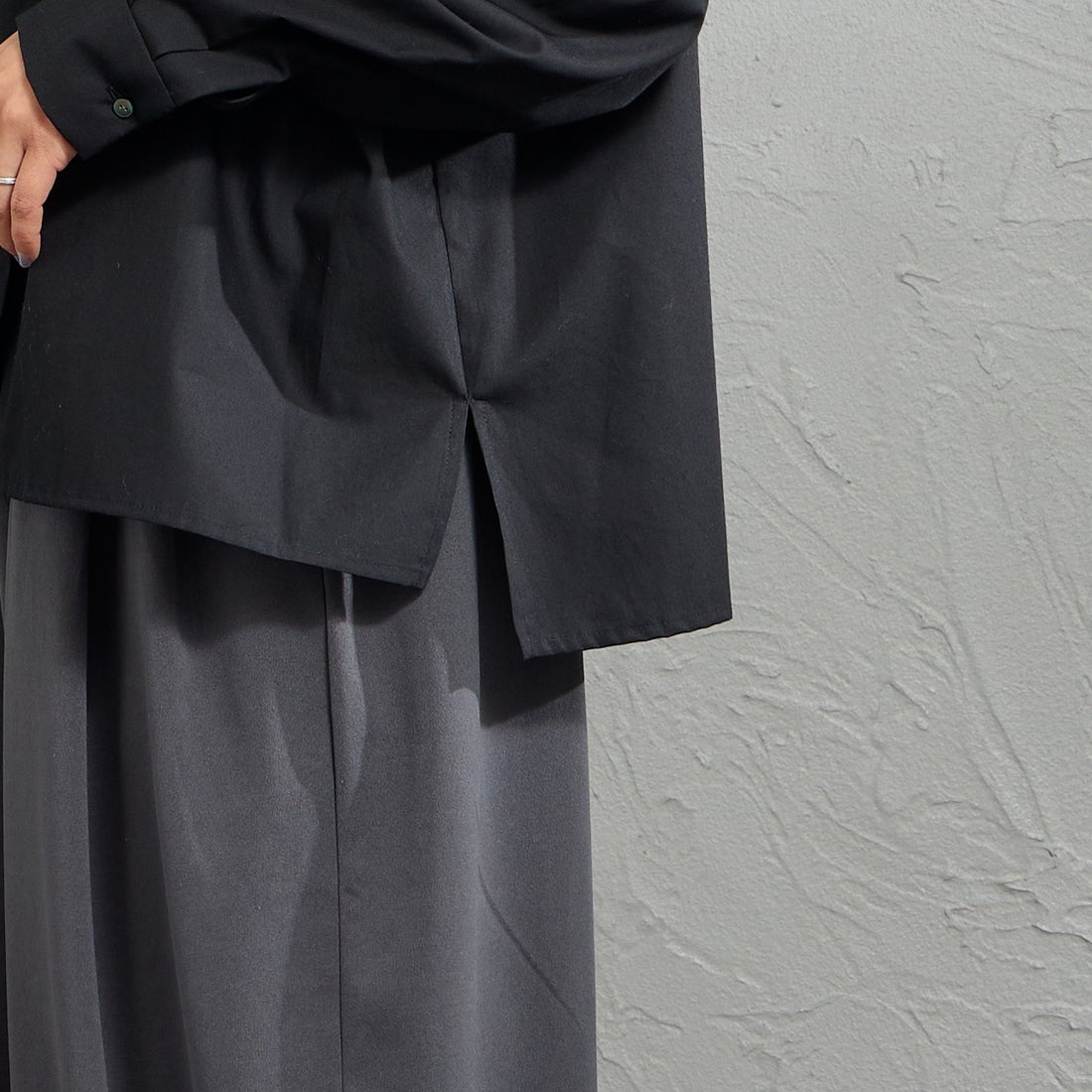 mizuiro ind [ミズイロインド] スカーフカラーシャツ [1-230148] 99 BLACK &&モデル身長：159cm 着用サイズ：F&&