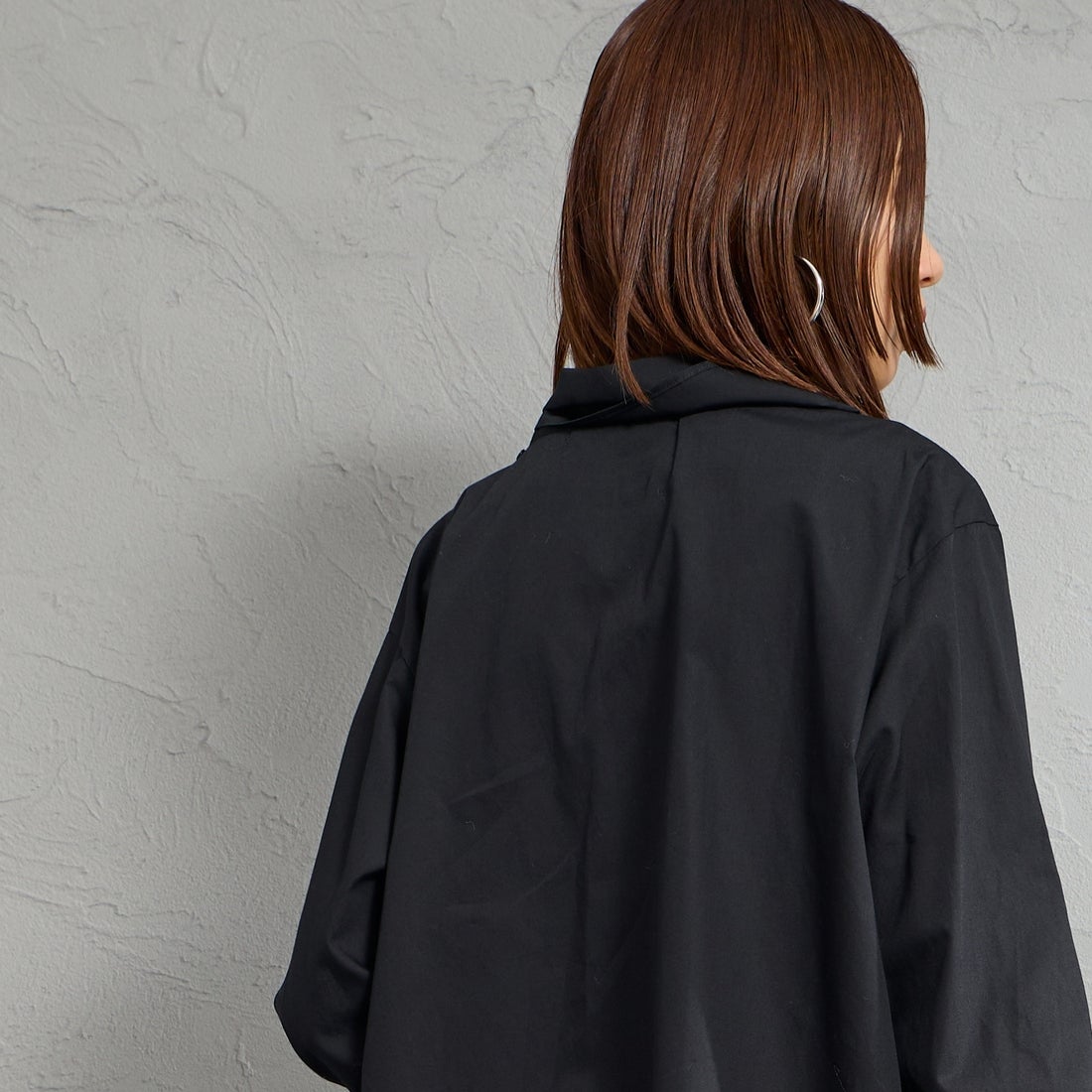 mizuiro ind [ミズイロインド] スカーフカラーシャツ [1-230148] 99 BLACK &&モデル身長：159cm 着用サイズ：F&&